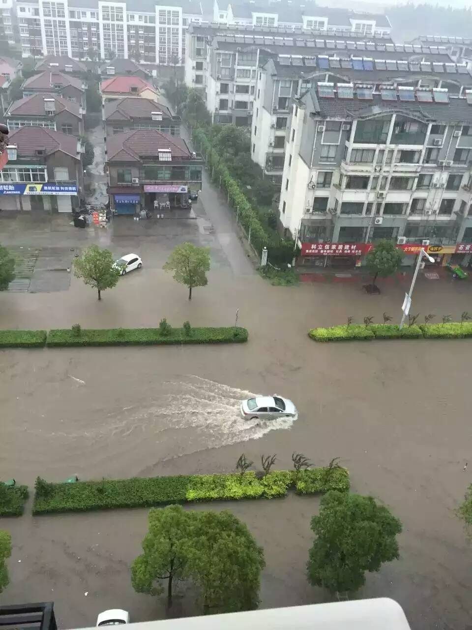 张家港遭强降雨及闪电雷雨天气,你那里情况